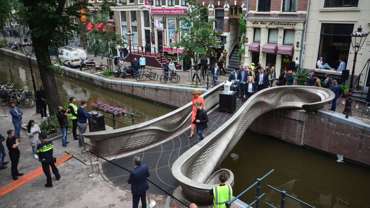 В Амстердаме открыли стальной мост, напечатанный на 3D-принтере