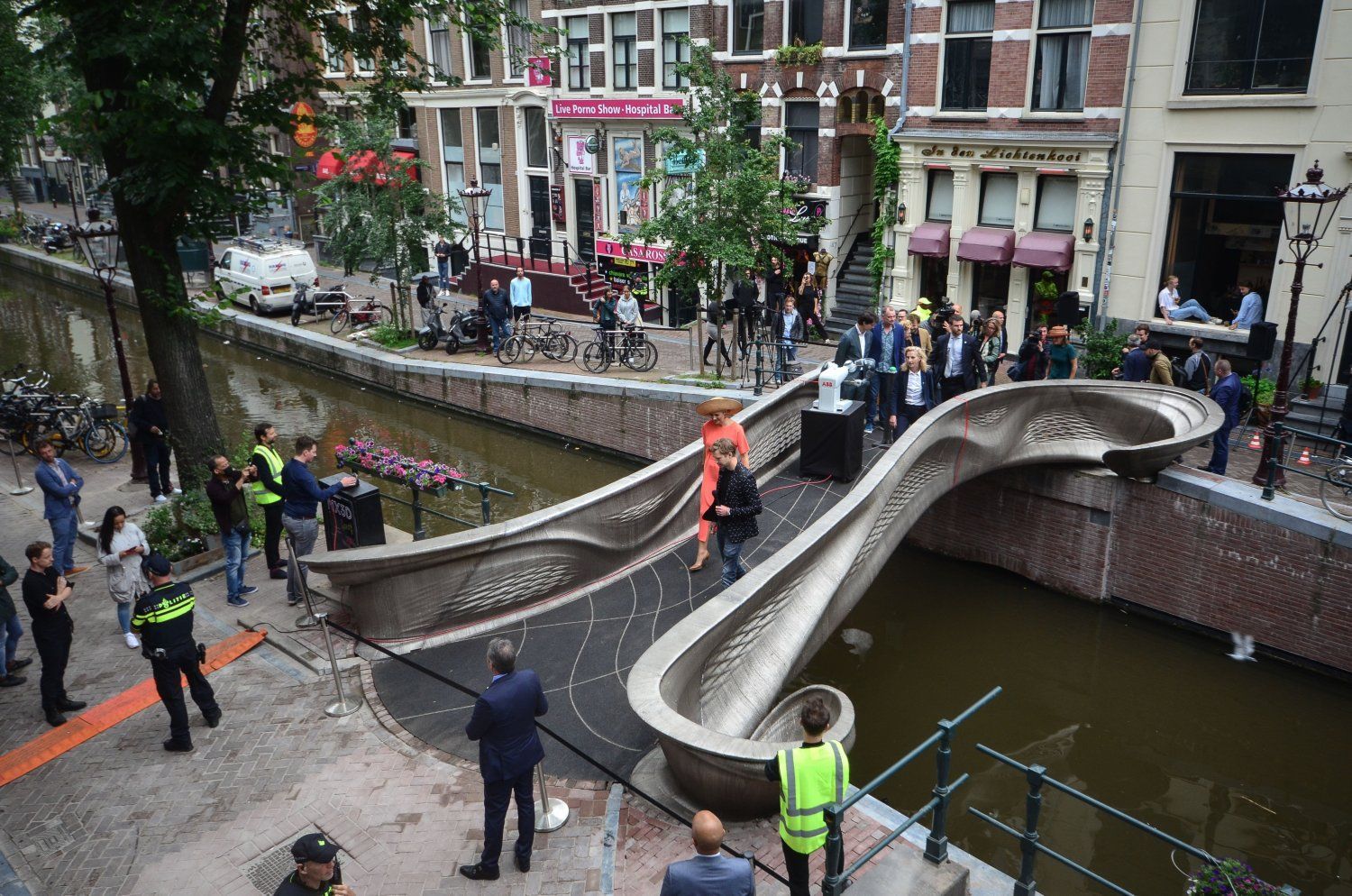 В Амстердаме открыли стальной мост, напечатанный на 3D-принтере