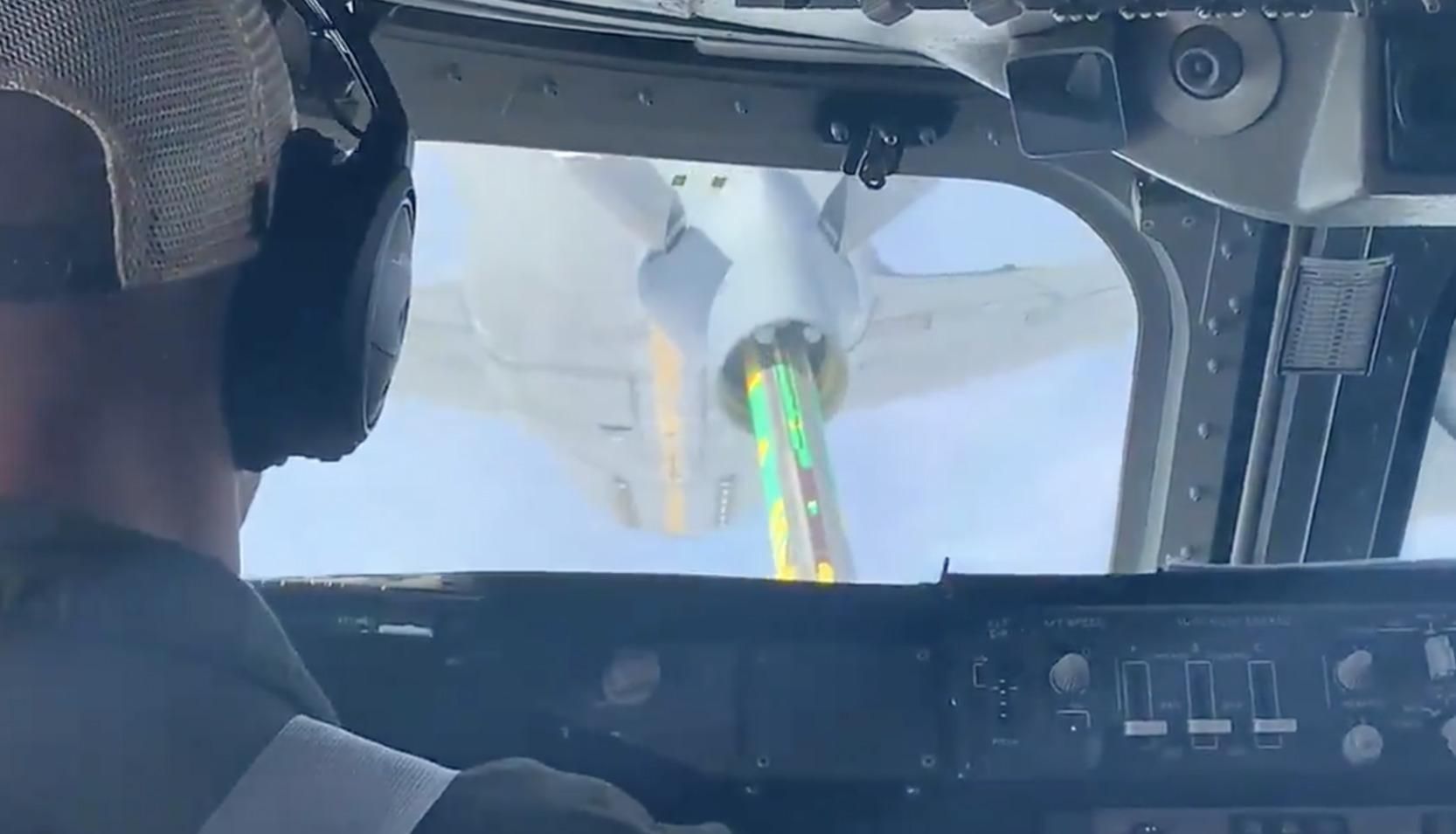 У Пентагоні показали літак судного дня у повітрі: відео