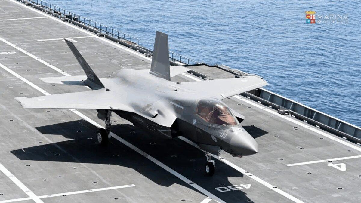 Истребитель F-35B на палубе итальянского авианосца Cavour Истребитель F-35B на палубе итальянского авианосца Cavour