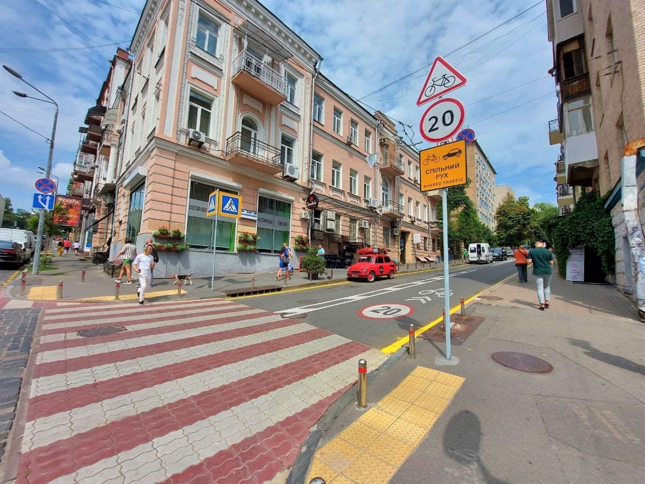 Совместное движение транспорта и велосипедов на улице Паторжинского