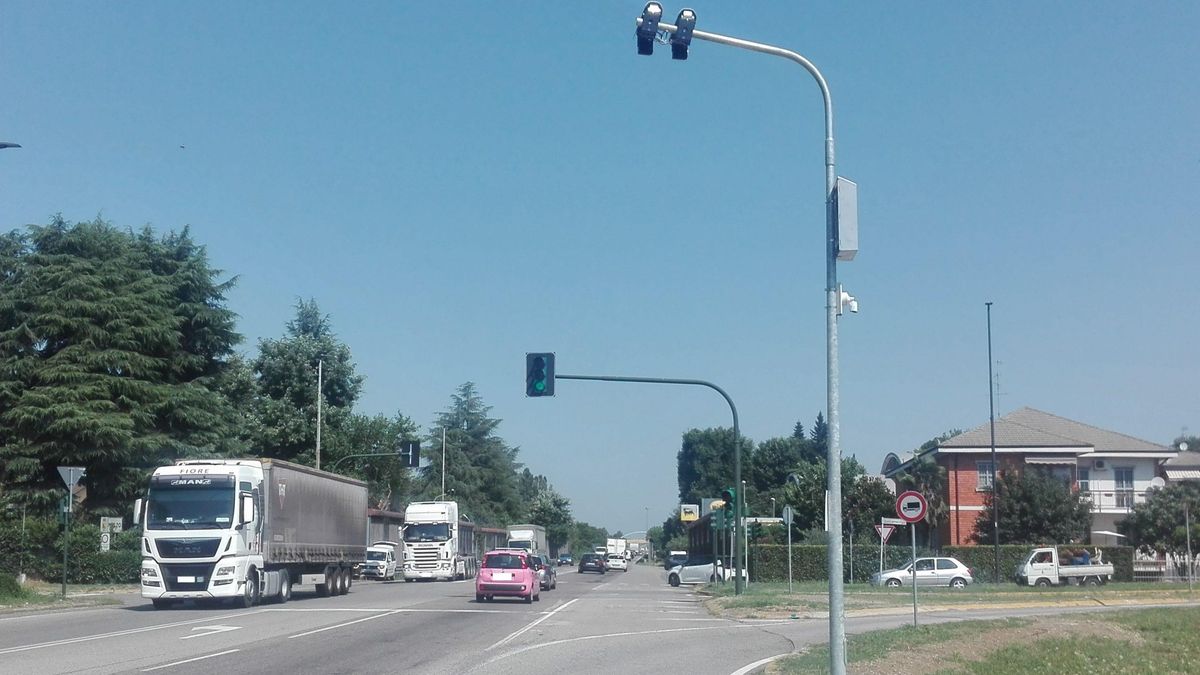 Штрафуватимуть на місці: в Італії встановили "розумні" світлофори, які фіксують порушення - Інновації Штрафуватимуть на місці: в Італії встановили "розумні" світлофори, які фіксують порушення - Інновації