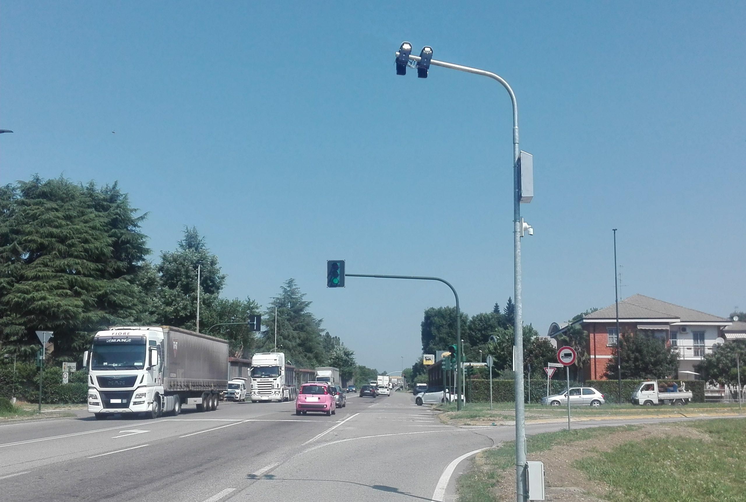 Будут штрафовать на месте: в Италии установили "умные" светофоры, которые фиксируют нарушения - Инновации