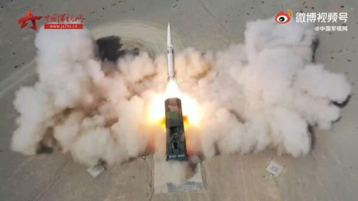 Армия Китая испытала модернизированную баллистическую ракету DF-15В: впечатляющее видео - Инновации