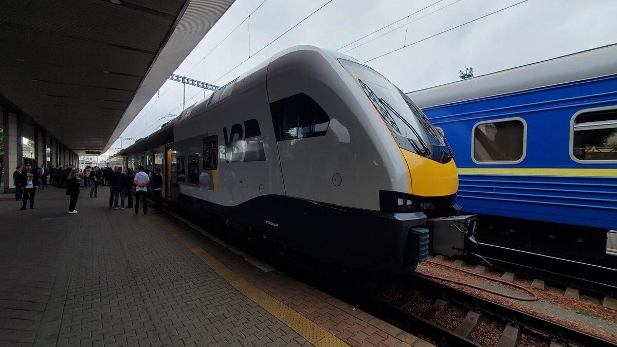 У Києві презентували швейцарський електропоїзд Stadler Flirt: фото - Інновації У Києві презентували швейцарський електропоїзд Stadler Flirt: фото - Інновації
