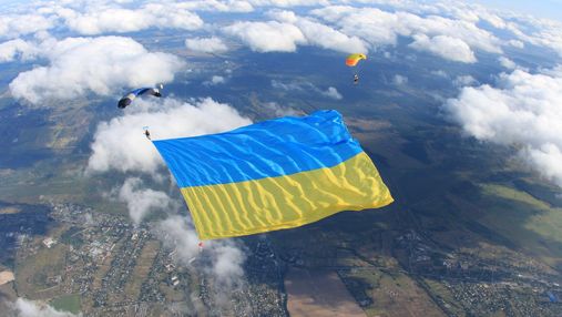Над Києвом розгорнули гігантський прапор України: зафіксували рекорд