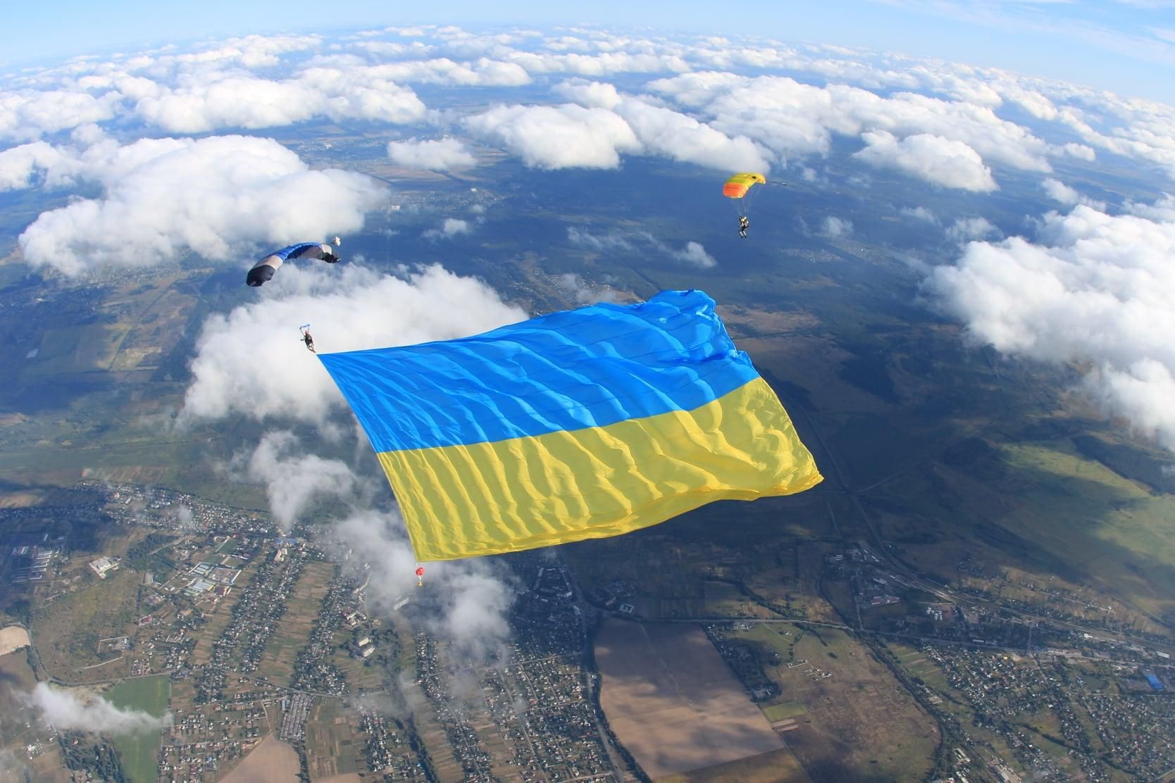 Над Києвом розгорнули найбільший прапор України: зафіксували рекорд - Інновації