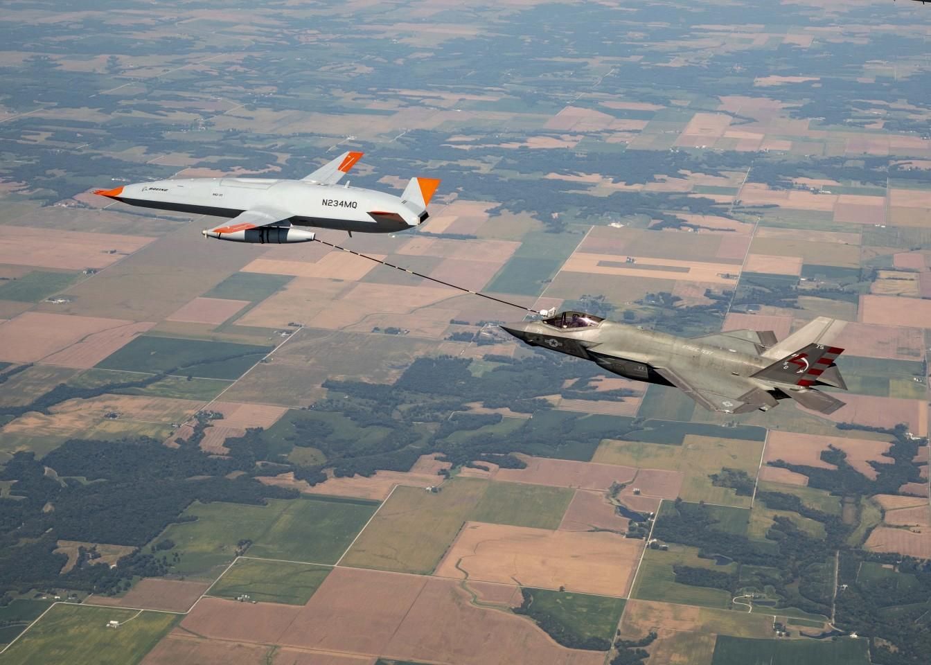 Безпілотник MQ-25 Stingray вперше заправив винищувач F-35C у повітрі - Інновації