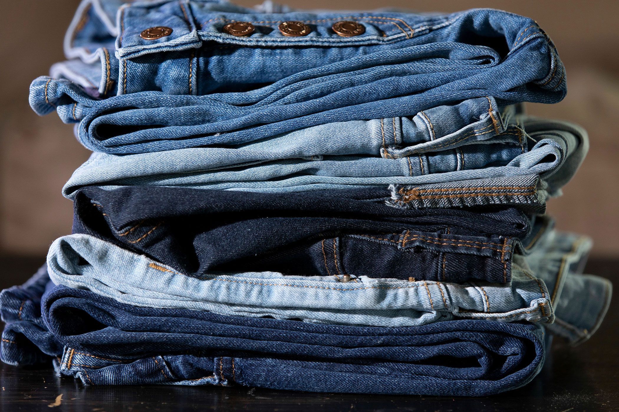 Вчені знайшли спосіб фарбувати джинси без хімікатів - Інновації