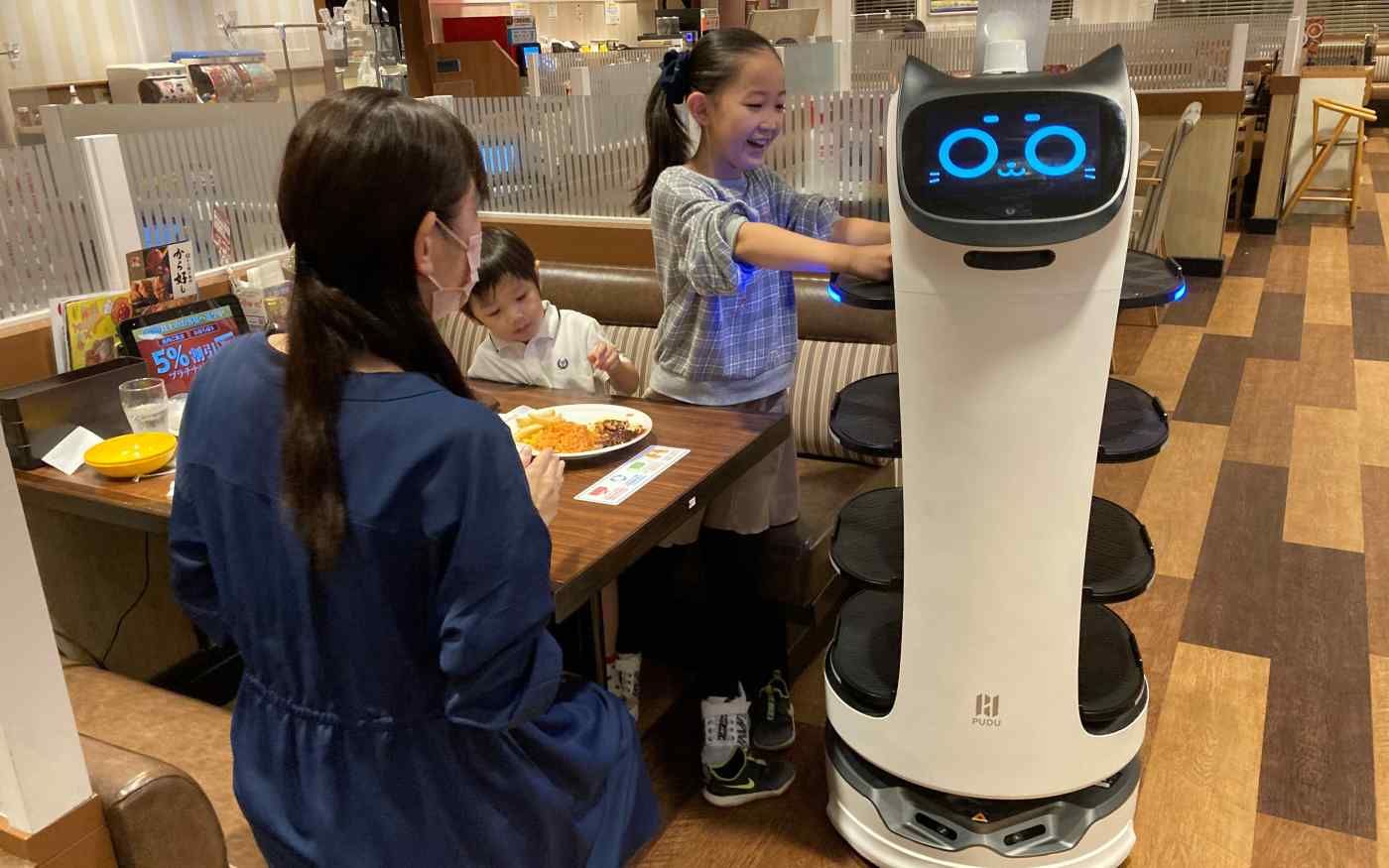 В японском ресторане гостей будут обслуживать роботы-официанты - Инновации