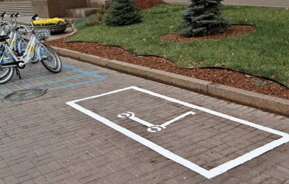 У Києві почали облаштовувати паркінги для самокатів - Інновації